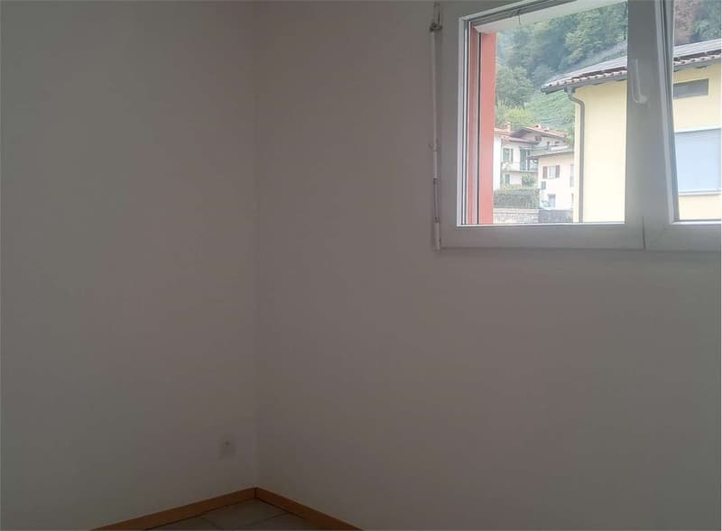 Melano: piacevole maisonette di 3,5 locali con terrazze e parcheggi (5)