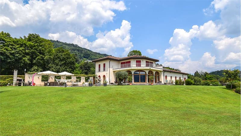 PRESTIGIOSA VILLA CON VISTA LAGO (5)