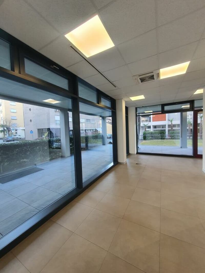 Affittasi spazio commerciale al PT - ca. m² 80 di superficie - Lugano zona USI - Residenza Agorà (3)