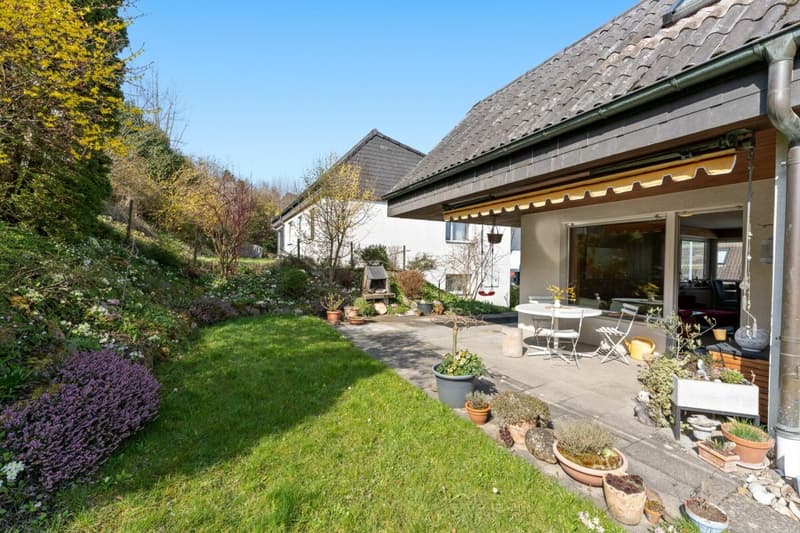 Grünfläche / Gedeckter Sitzplatz