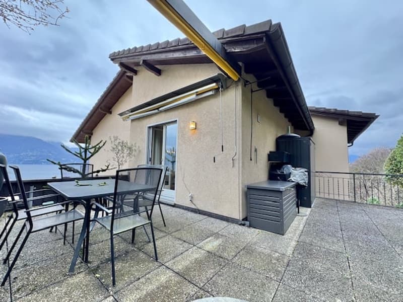 single-family house, large balcony, outdoor dining table, BBQ