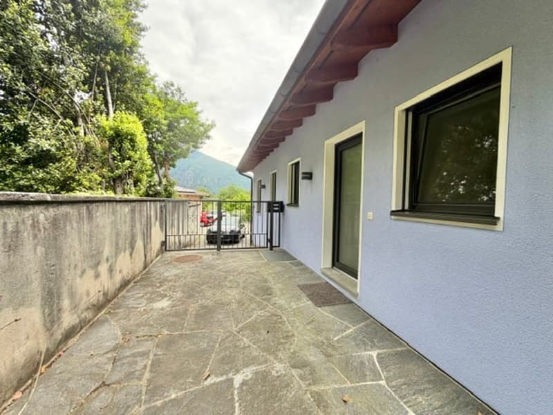 VENDESI A GOLINO - MODERNA CASA UNIFAMILIARE CON GIARDINO PRIVATO (5)