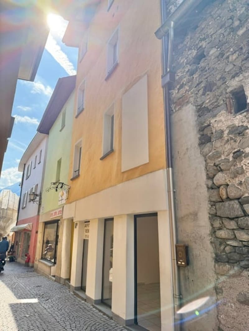 VENDESI NEL BORGO DI ASCONA - Grazioso negozio con corte interna (5)