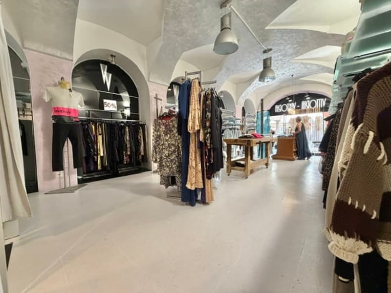 AFFITTASI A LOCARNO (PIAZZA GRANDE) - NEGOZIO SU DUE LIVELLI CON VETRINA (9)