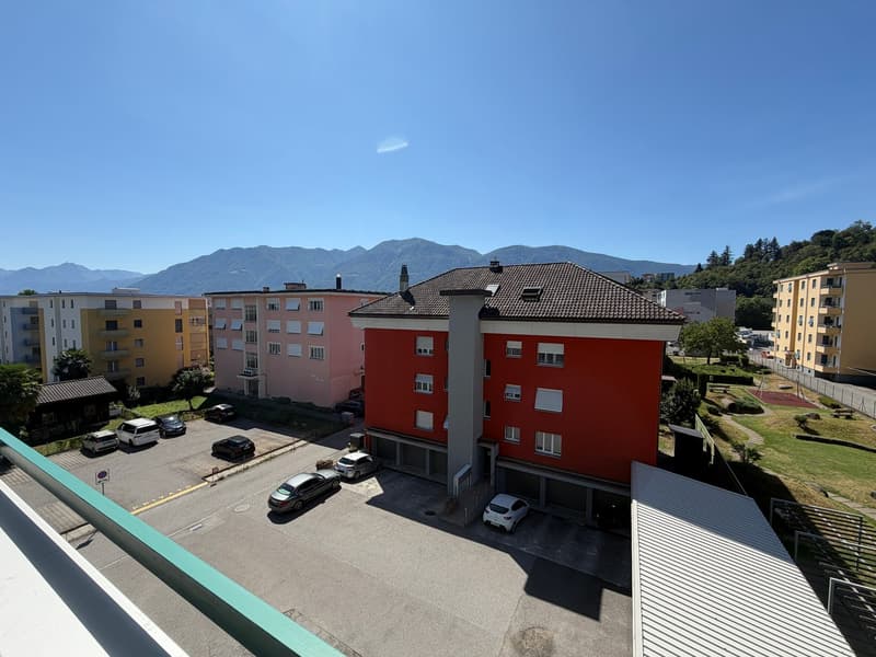 Vendesi a Losone appartamento ad angolo, soleggiato e centrale (3)