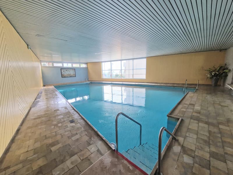 VENDESI A MURALTO - luminoso monolocale al 2° piano in residenza con piscina coperta (10)