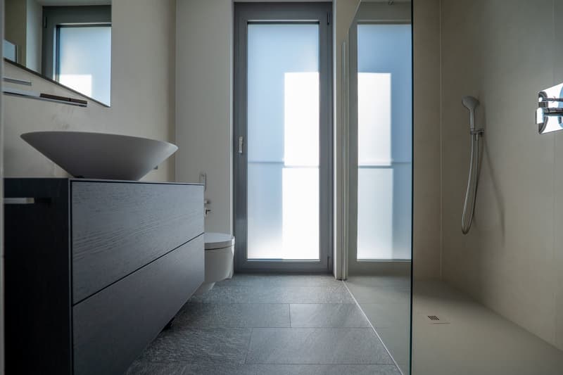 VENDESI A MINUSIO - moderno attico duplex di 4.5 locali con vista lago in casa bifamiliare (23)