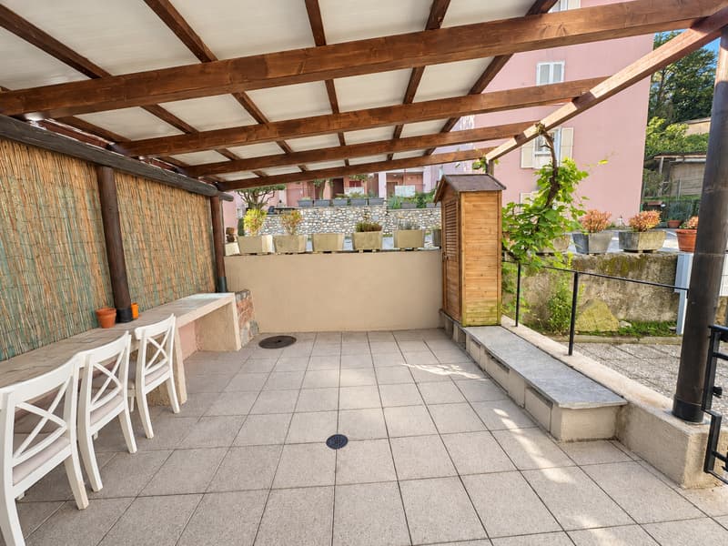 Caratteristica casa con grande terrazza (2)