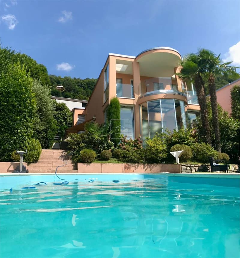 Villa unifamiliare con piscina e vista lago (1)
