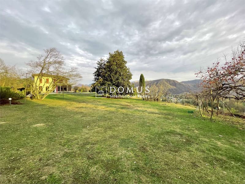 Villa dominante vista lago, nel verde (5)