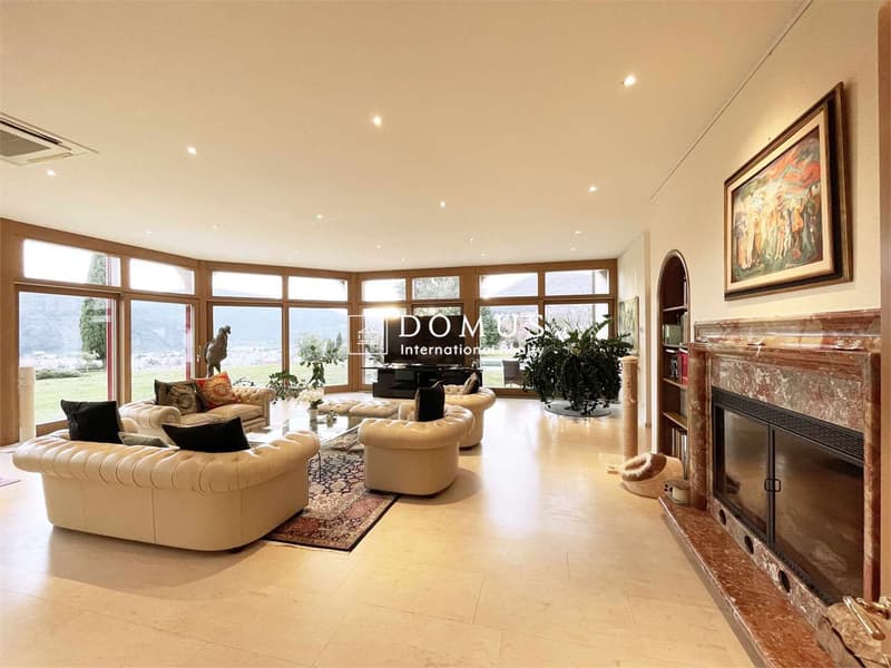 Villa dominante vista lago, nel verde (7)