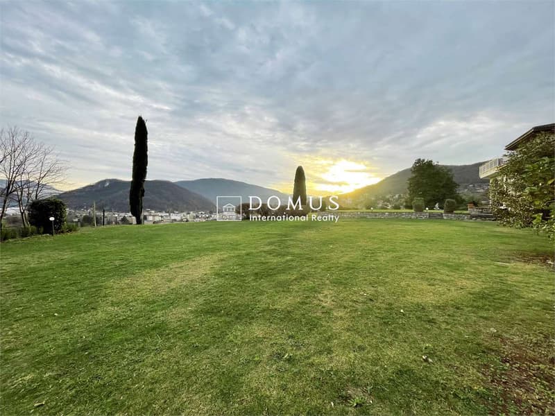 Villa dominante vista lago, nel verde (3)