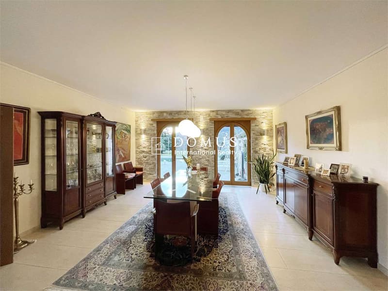 Villa dominante vista lago, nel verde (9)