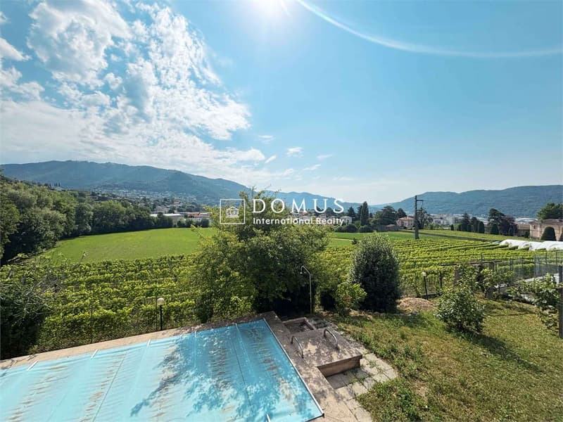 Villa con piscina, da ristrutturare, con grande potenziale (3)