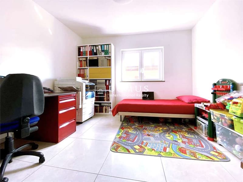 Signorile e ampio appartamento con generosa terrazza (9)