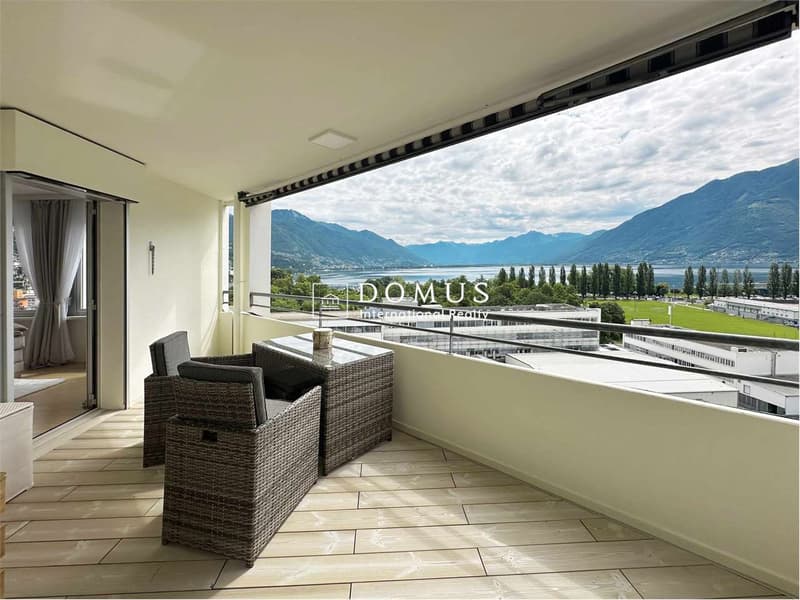 Elegante 2,5 Locali con Vista Lago Mozzafiato (4)