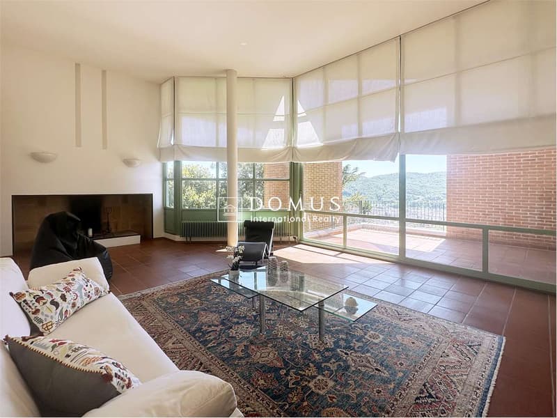Villa con vista panoramica e grande giardino (3)