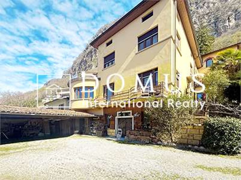 Villa bifamiliare immersa nel verde con parco edificabile (2)