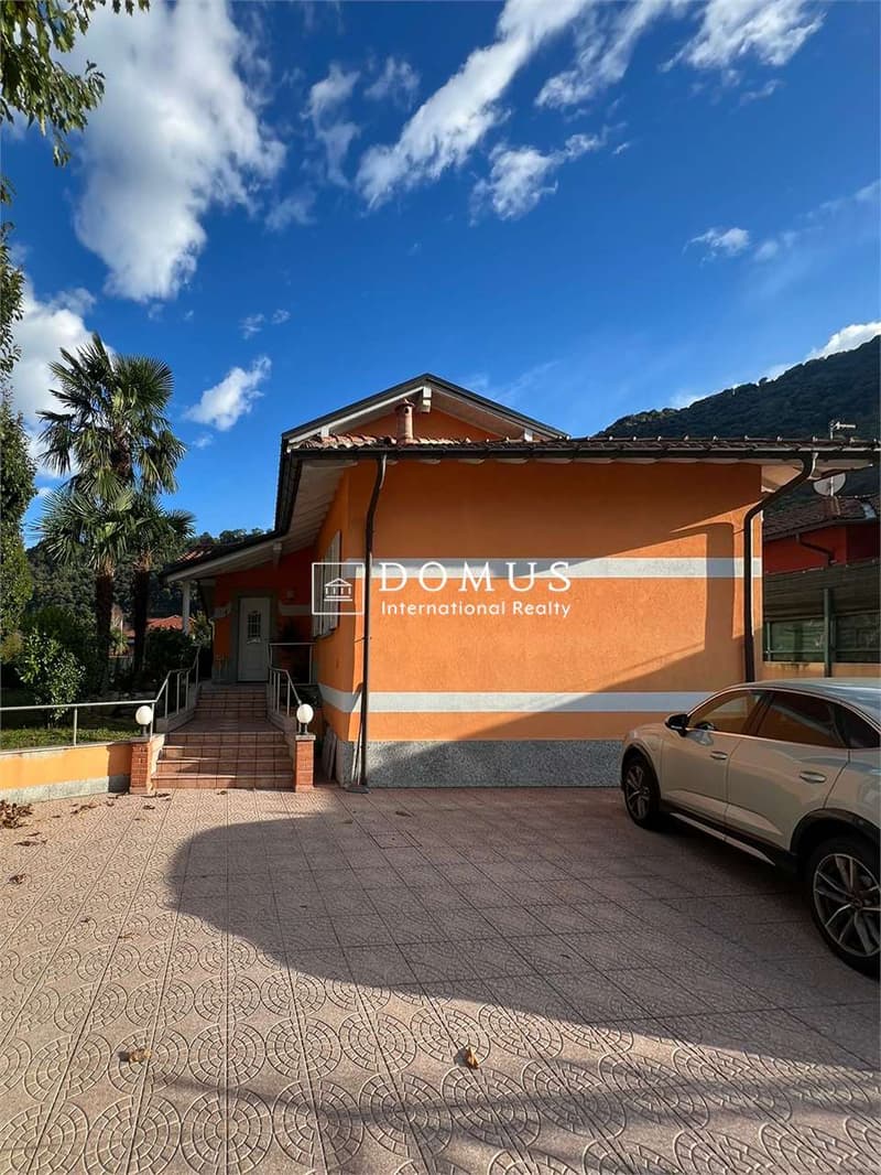 Villa indipendente con giardino, taverna e box a Lavena Ponte Tresa (12)