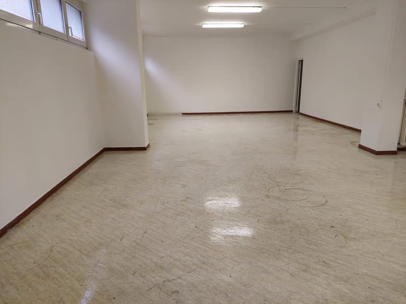 empty room, white walls, white floor, two windows, two ceiling lights