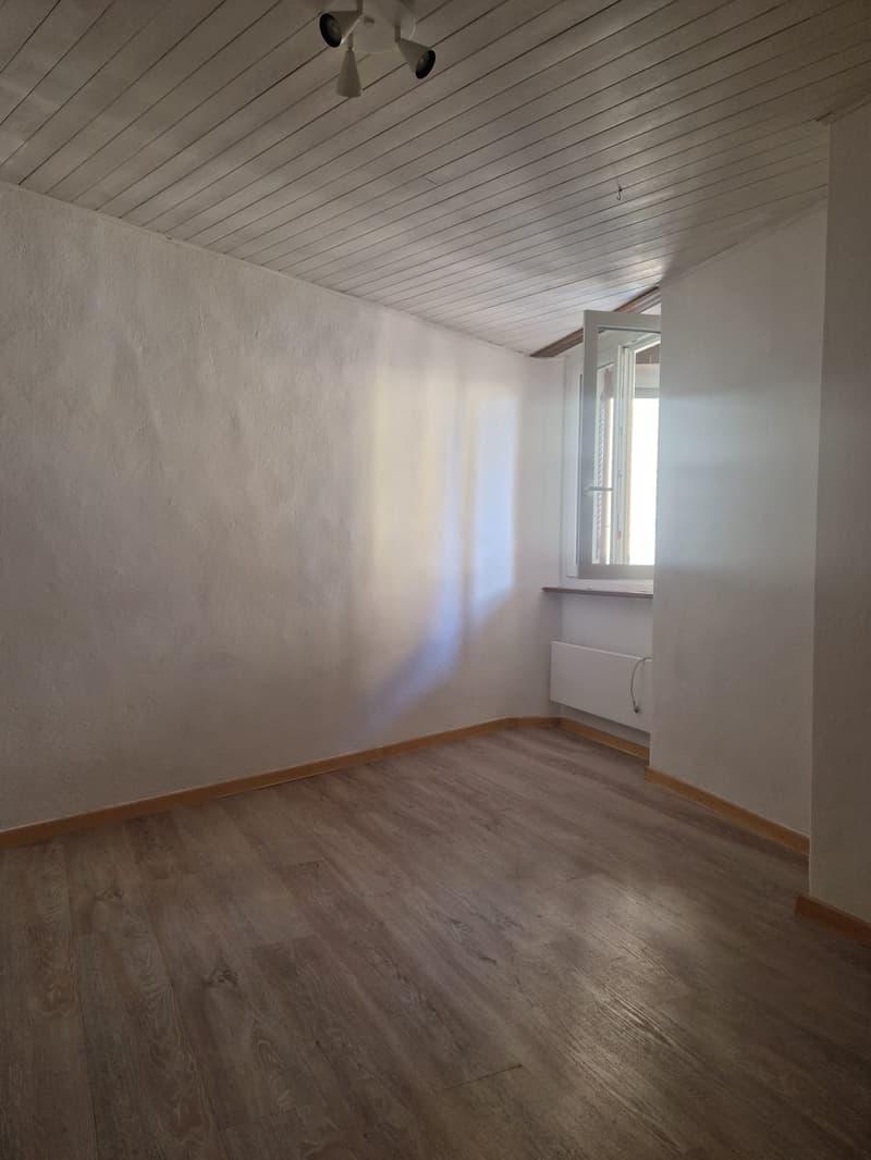 Affittasi appartamento di 3 locali a Tresa su tre piani, disponibile subito (7)