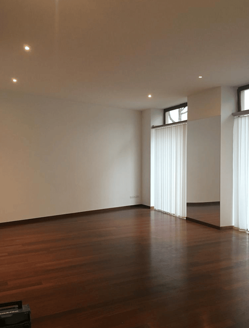 empty room, wooden floor, white walls, white venetian blinds, ceiling lights