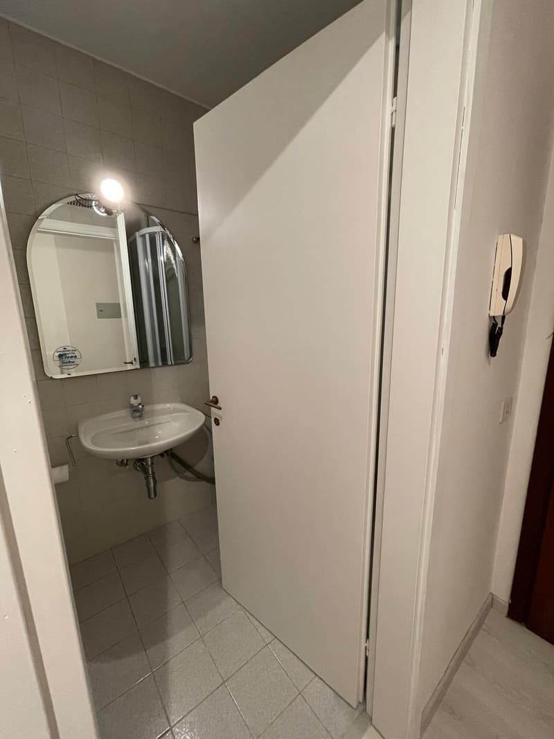 LUGANO – CASTAGNOLA – Vendesi moderno monolocale, zona residenziale parziale vista lago (7)