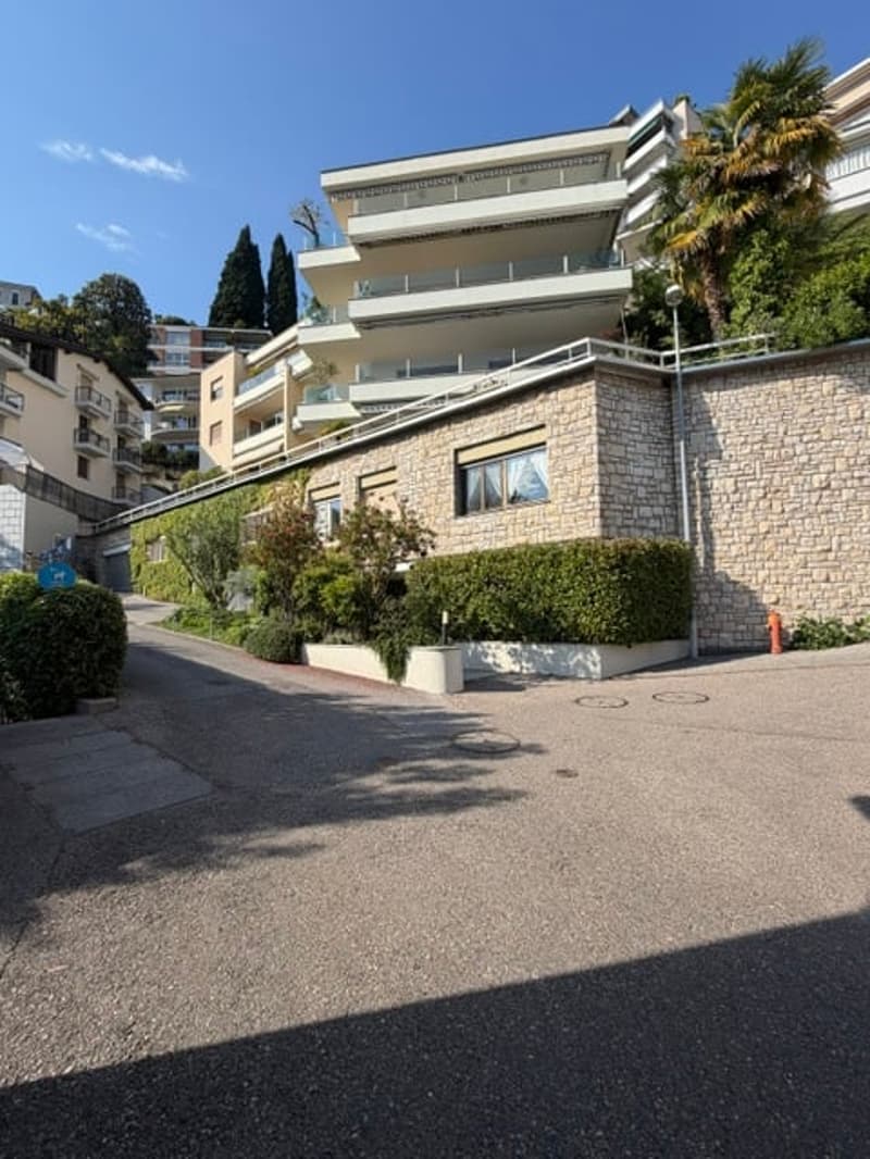 LUGANO – CASTAGNOLA – Vendesi moderno monolocale, zona residenziale parziale vista lago (10)