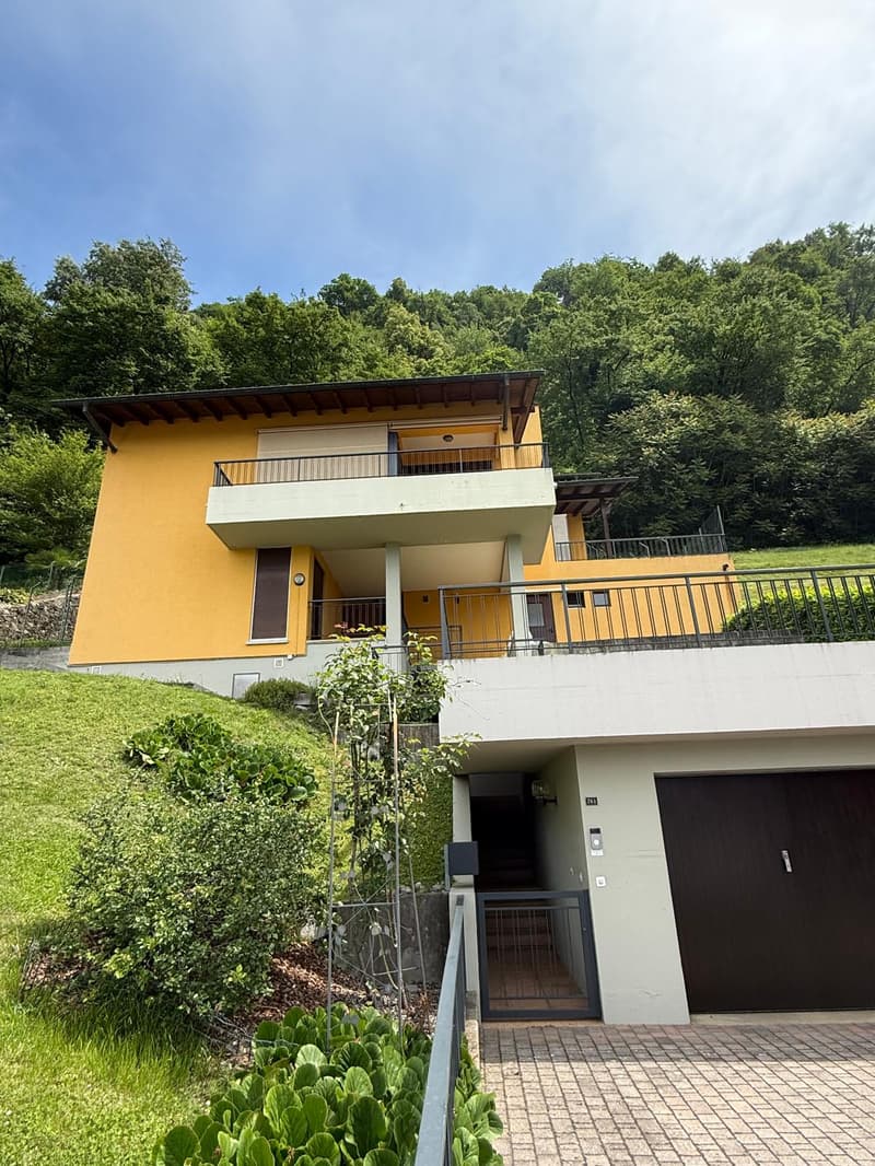 MENDRISIO: In zona tranquilla e residenziale, vendiamo ampia casa, luminosa e con vista aperta. (2)