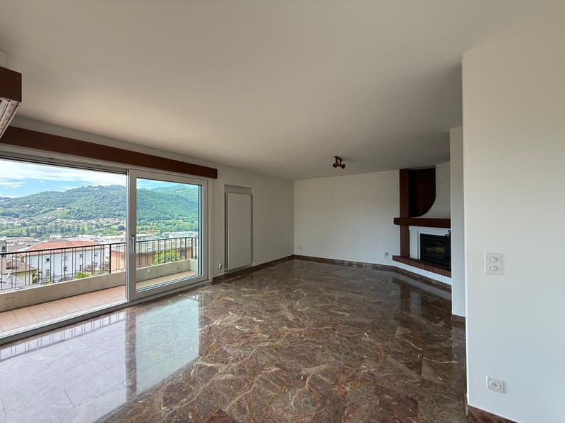MENDRISIO: In zona tranquilla e residenziale, vendiamo ampia casa, luminosa e con vista aperta. (9)