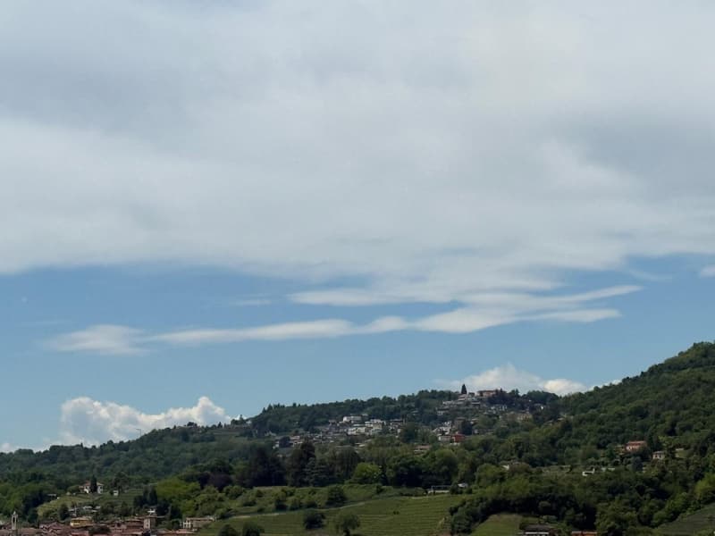 MENDRISIO: In zona tranquilla e residenziale, vendiamo ampia casa, luminosa e con vista aperta. (6)