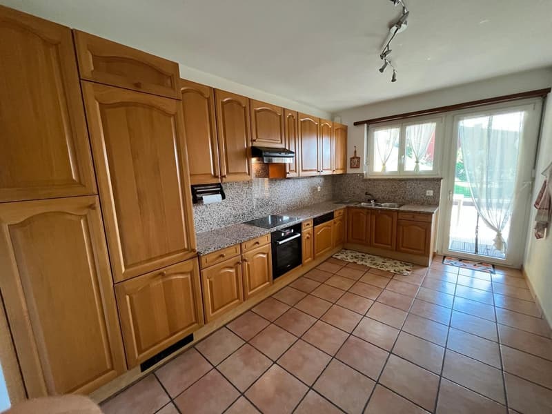 MENDRISIO: In zona tranquilla e residenziale, vendiamo ampia casa, luminosa e con vista aperta. (11)