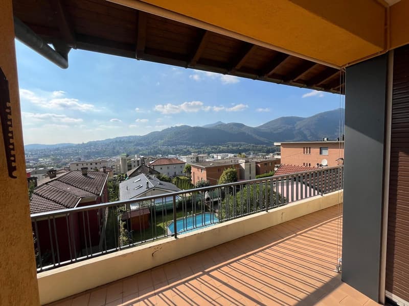 MENDRISIO: In zona tranquilla e residenziale, vendiamo ampia casa, luminosa e con vista aperta. (8)
