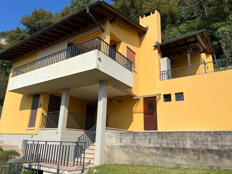 MENDRISIO: In zona tranquilla e residenziale, vendiamo ampia casa, luminosa e con vista aperta. (3)