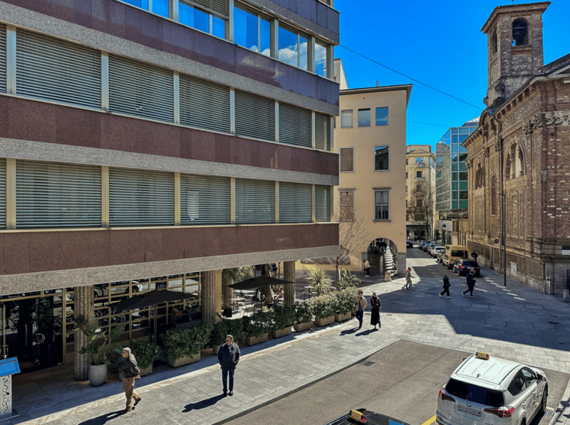 LUGANO CENTRO – Prestigioso spazio commerciale con ampia vetrina e straordinaria visibilità (6)