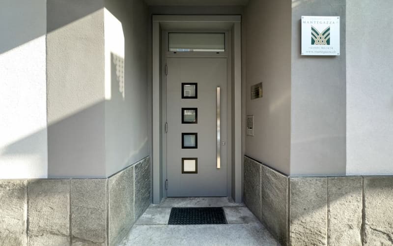 Ampio appartamento di 5 locali in fase di ristrutturazione (2)