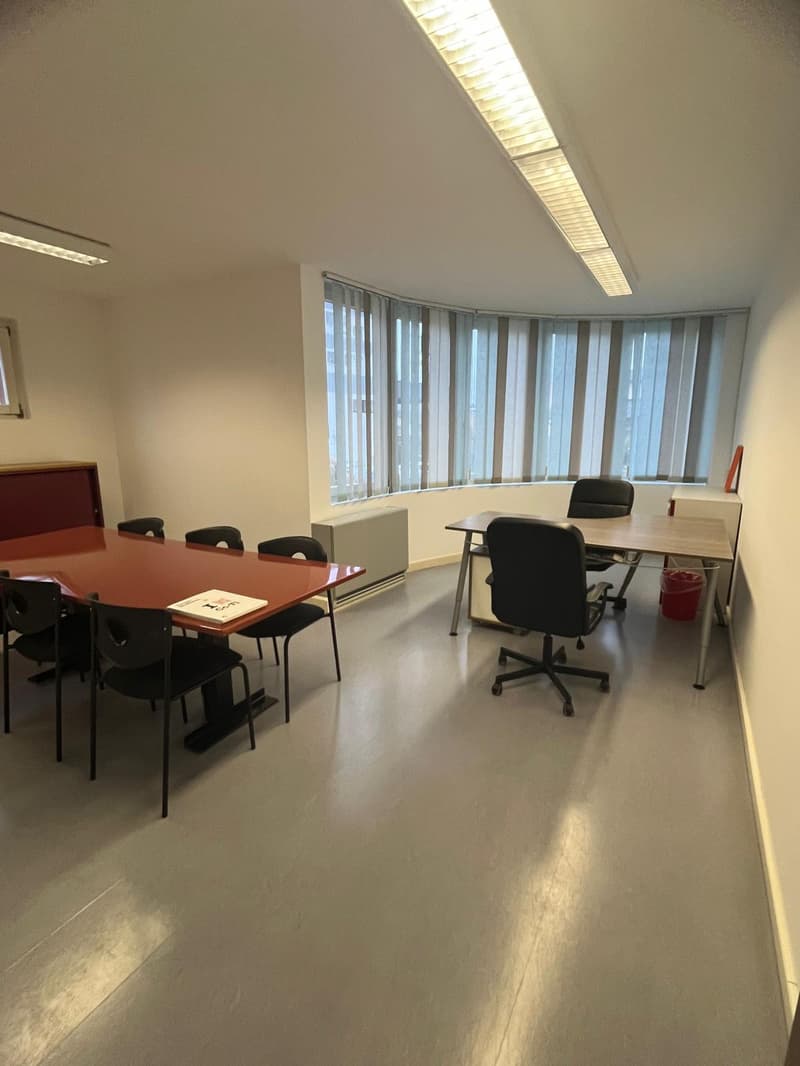 Uffici luminosi di 2,5 locali con ampia terrazza e posti auto (6)