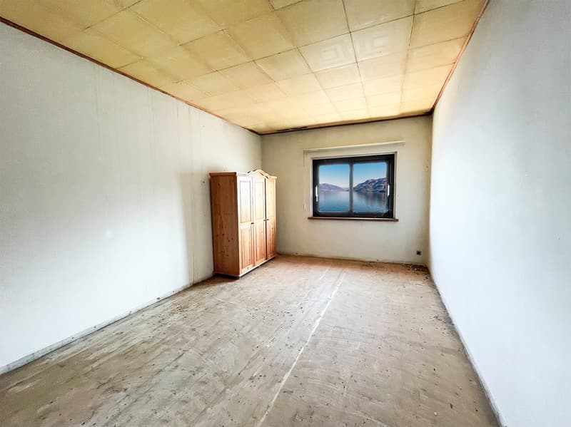 empty room, wooden wardrobe, tiled ceiling, wooden floor, window with sea view