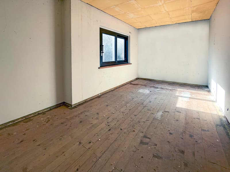 empty room, white walls, wooden floor, one window, bare room