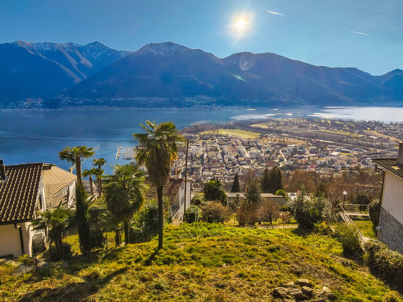 Grande terreno edificabile con splendida vista lago - Großes Baugrundstück mit Seeblick (1)