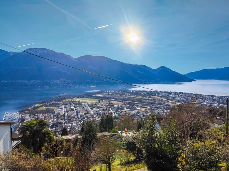 Grande terreno edificabile con splendida vista lago - Großes Baugrundstück mit Seeblick (2)