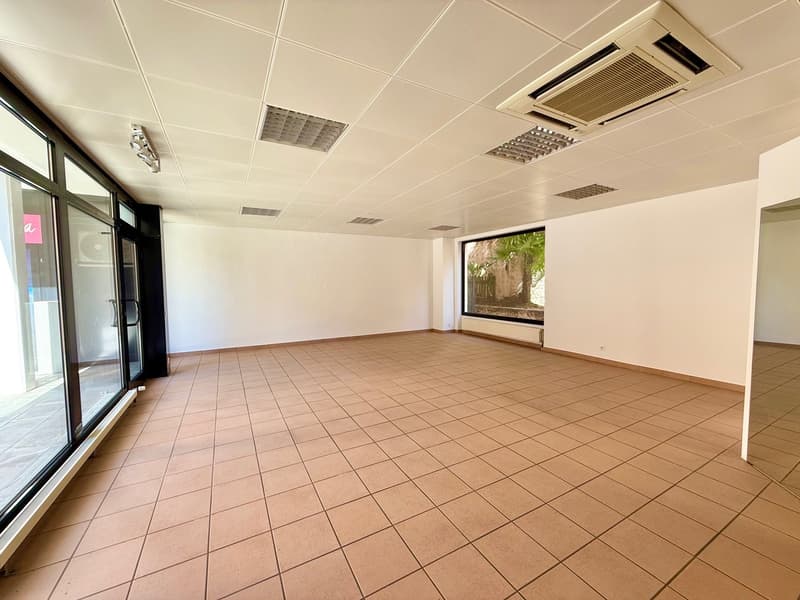 empty room, white ceiling, tiled floor, large windows, glass doors