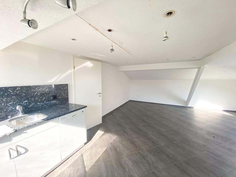 empty room, kitchen area with sink, cabinets, white ceiling, tiled floor