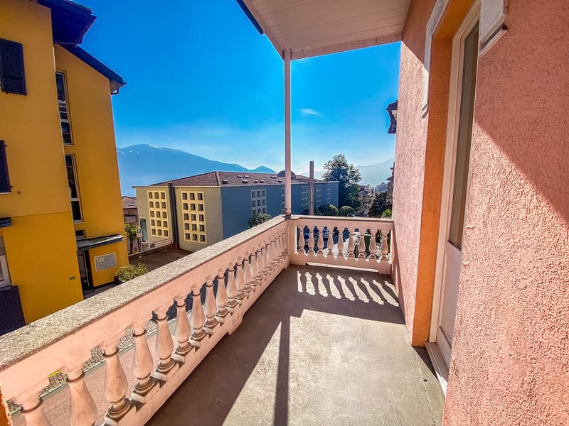 large balcony, balustrade, unobstructed view of the mountains