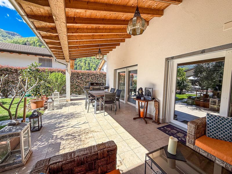 Splendida casa bifamiliare con giardino e parcheggi (3)