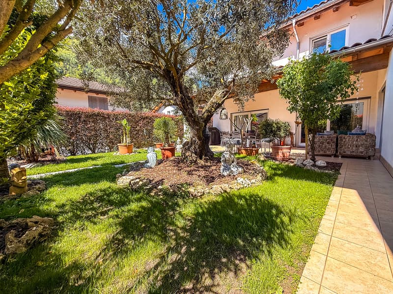 Splendida casa bifamiliare con giardino e parcheggi (11)