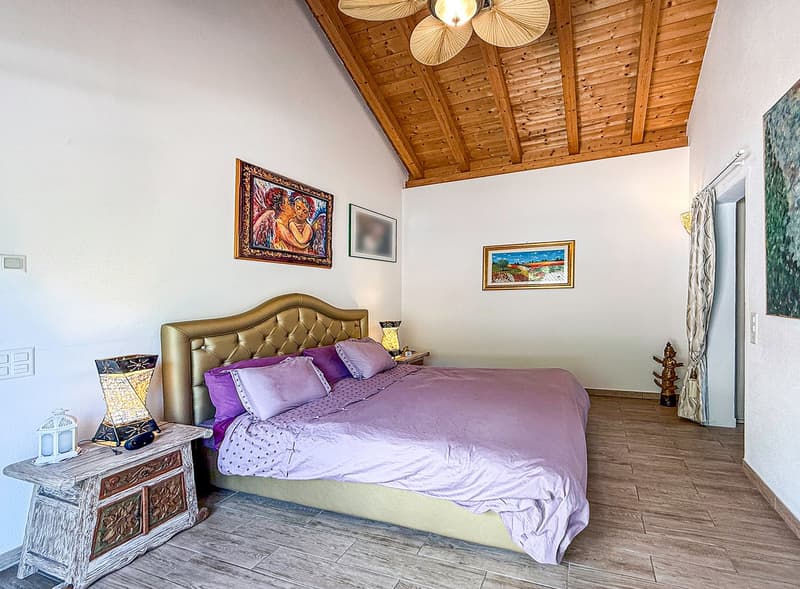 Splendida casa bifamiliare con giardino e parcheggi (19)