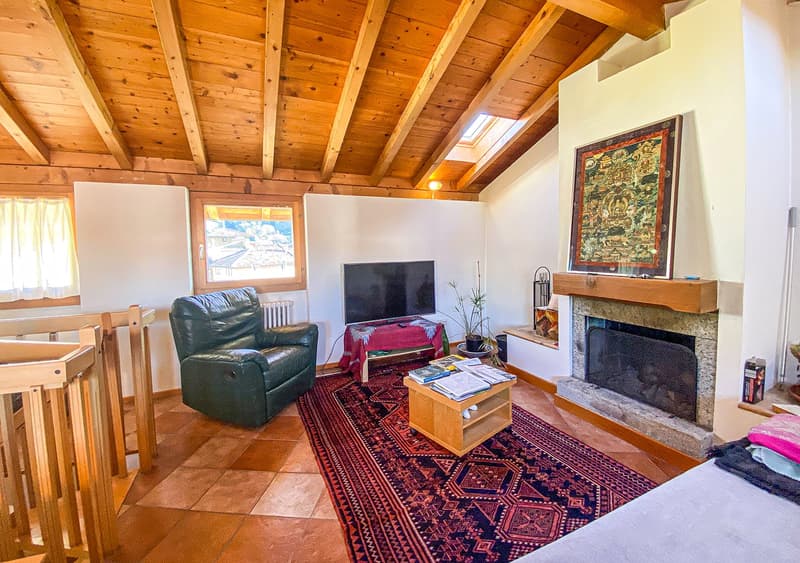 wooden ceiling, fireplace, leather chair, TV, coffee table, rug, picture frame