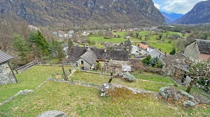 House in a village with a view of the mountains and the valley
