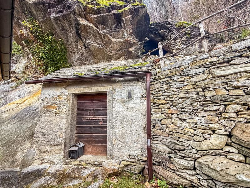Tessin, Blenio Tal - Typisches Tessiner Haus (14)